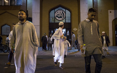 Kontrowersyjne zalecenia brytyjskich meczetów. Zakaz Facebooka, noszenia spodni i podróżowania