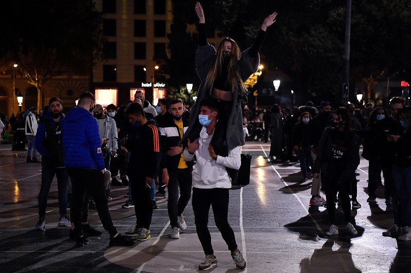 Nocne życie wraca do Hiszpanii. Po roku przerwy otwarte kluby i dyskoteki