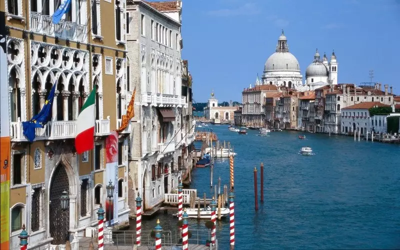 Włochy: Kary dla turystów w Wenecji, w tym za pływanie na desce po Canal Grande 