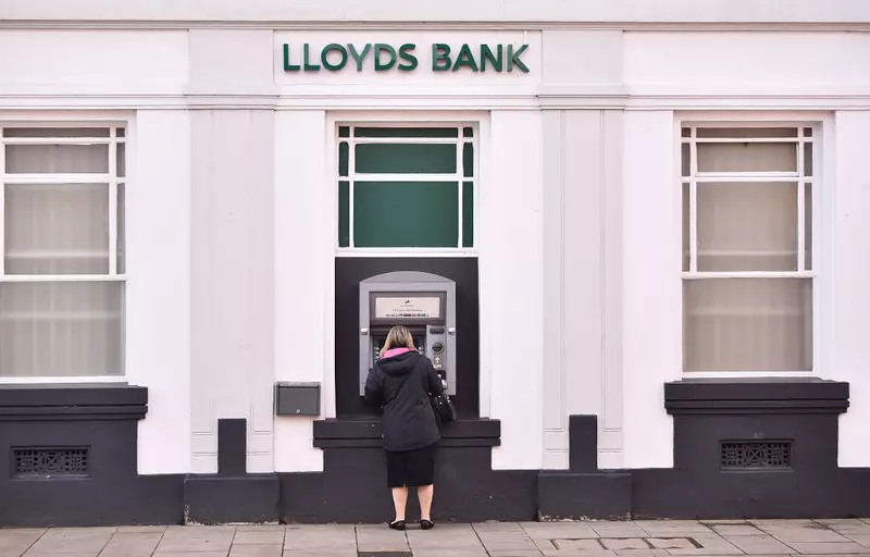 Lloyds zamyka kolejne stacjonarne oddziały banków. Winny brak klientów