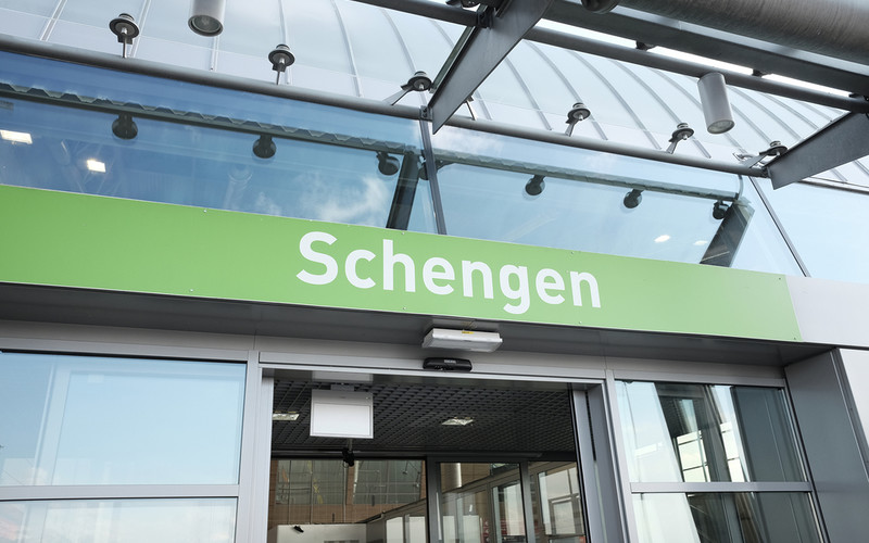 Polska wprowadza nowe zasady kwarantanny dla niezaszczepionych podróżnych spoza Schengen