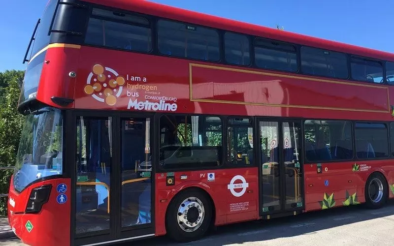 Na ulice Londynu wyjechały pierwsze piętrowe autobusy "na wodę"