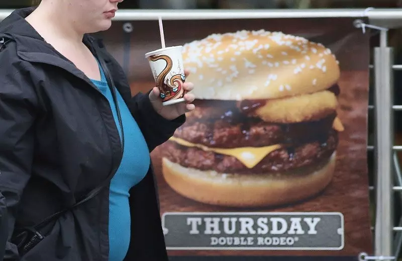 UK zakaże reklam niezdrowego jedzenia w telewizji i internecie