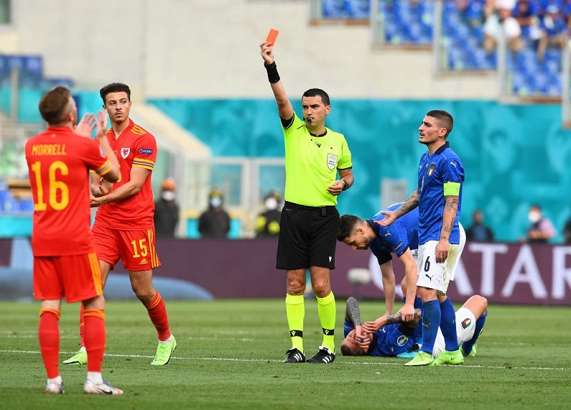 Euro 2020: Na razie mniej fauli i kartek, więcej rzutów karnych