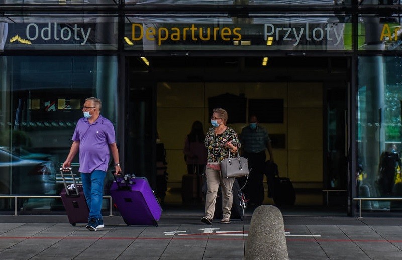 Travels of Poles: Breaking the rules of quarantine and invalid documents