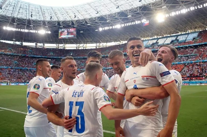Matthijs de Ligt sent off as Czech Republic stun Netherlands to reach Euro 2020 quarters