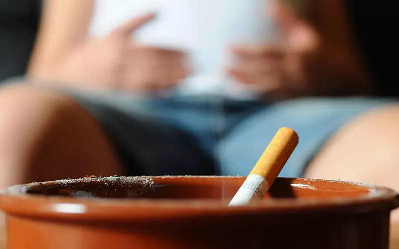 Pregnant women could be offered £400 in vouchers if they quit smoking
