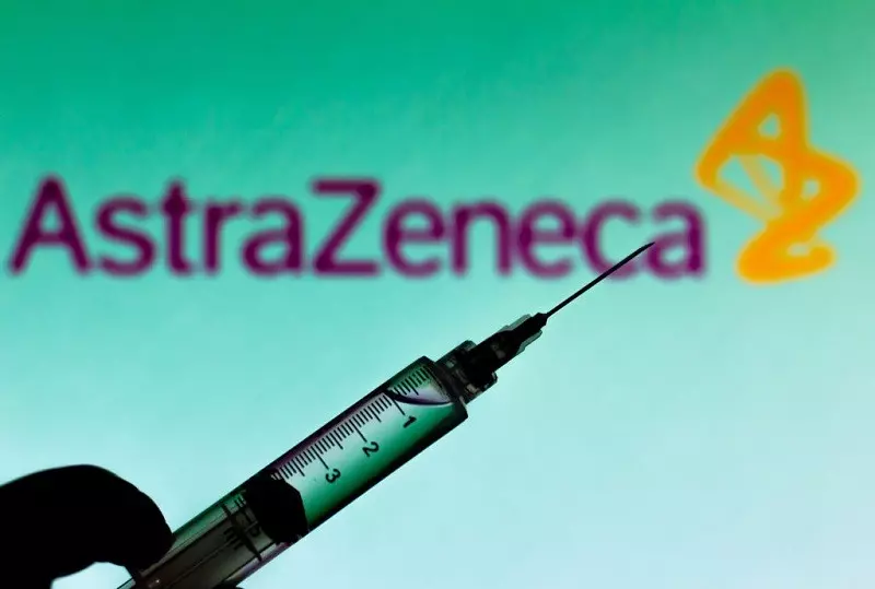 Badanie w UK: Trzecia dawka szczepionki AstraZeneca "mocno wzmacnia odporność"