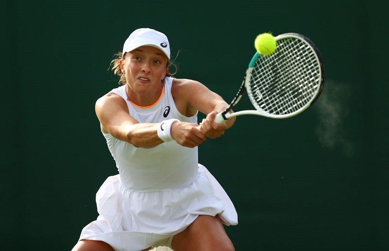 Swiatek first player into 4th round at Wimbledon