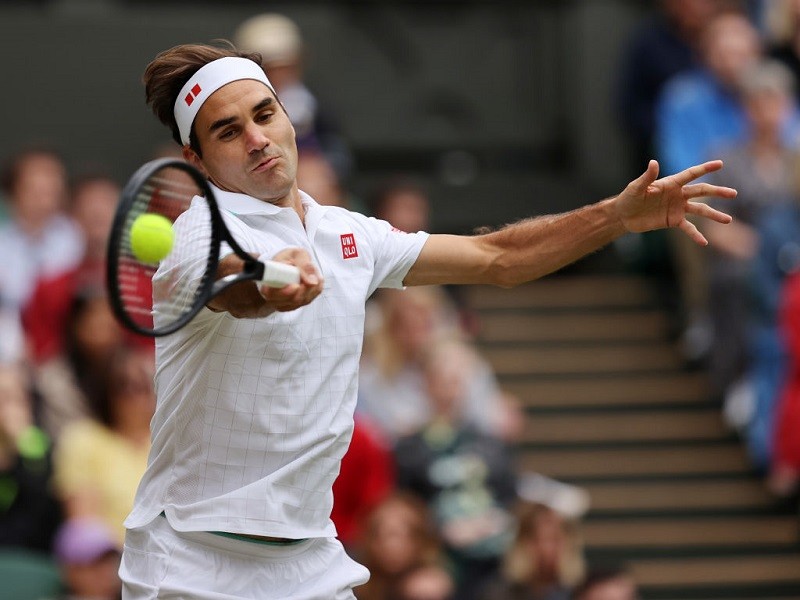 Roger Federer rolls back the years to reach 18th Wimbledon quarter-final
