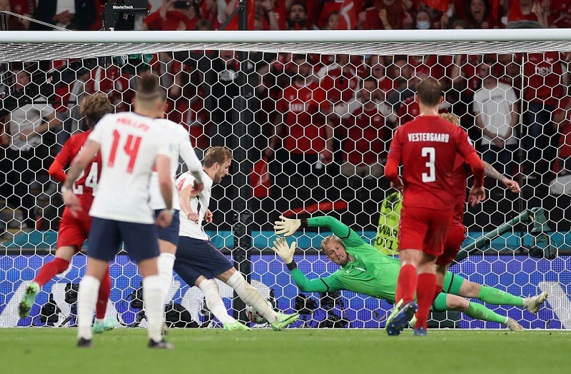 England's controversial penalty: Was there even contact? A second ball on the pitch?