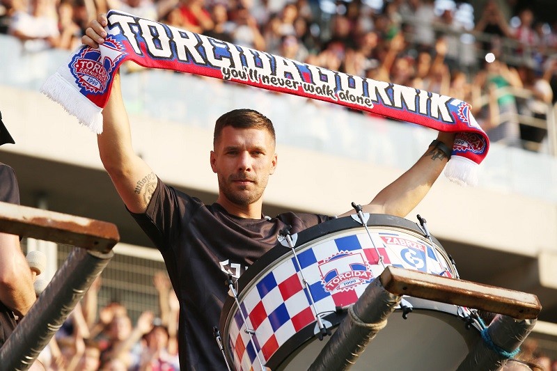 Lukas Podolski powitany jak król. Tłumy na stadionie Górnika