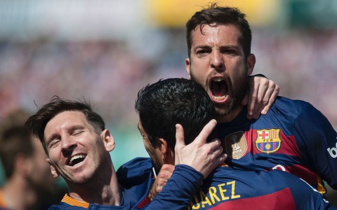 Barcelona obroniła mistrzostwo! Trzy gole Suareza
