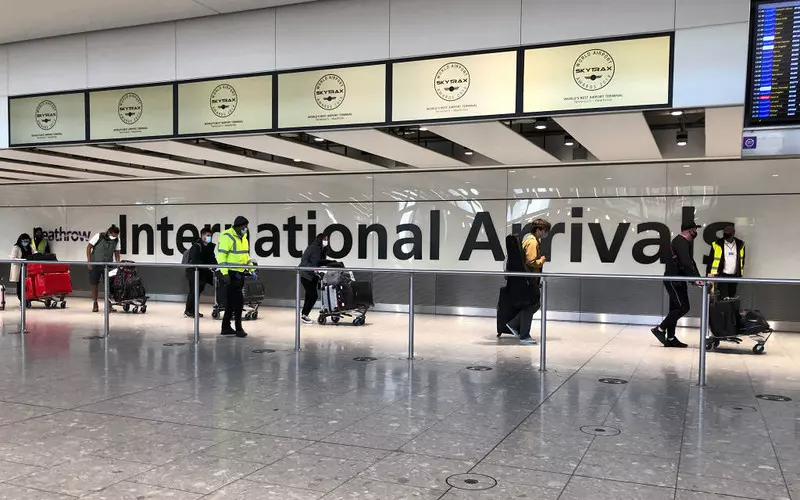 Podróżni wracający do Anglii stoją w 6-godzinnych kolejkach na lotniskach