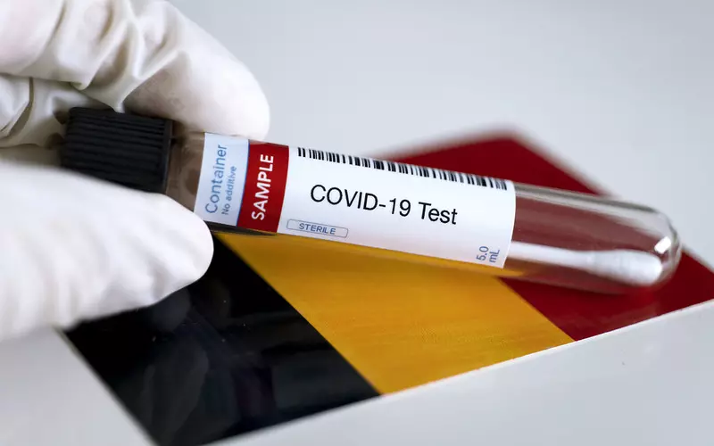 Belgia: 90-latka zarażona jednocześnie dwoma wariantami koronawirusa