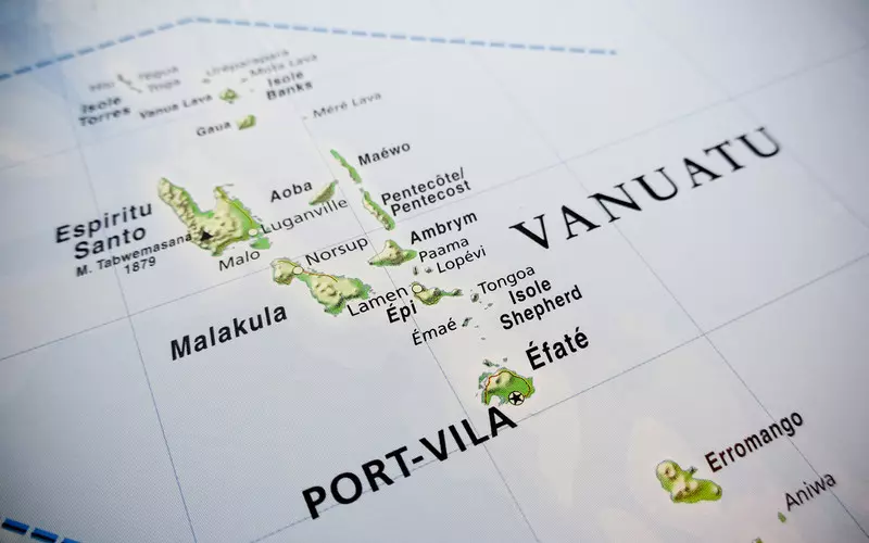 The Guardian: Refugees, politicians and disgraced businessmen buy Vanuatu passports