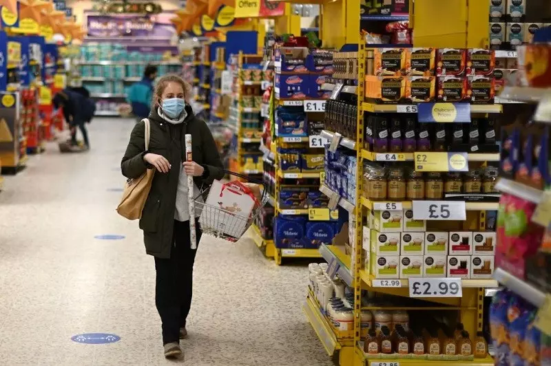 Anglia: Maski w supermarketach wciąż obowiązkowe lub "polecane"