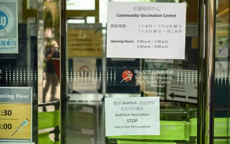 Ekspert z Hongkongu przestrzega przed przyjmowaniem czterech dawek szczepionek