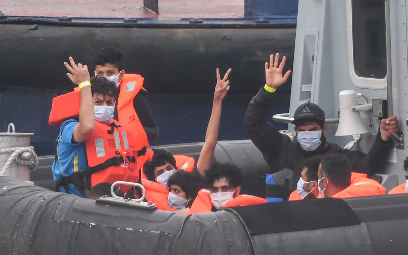 Record 430 migrants cross English Channel in single day
