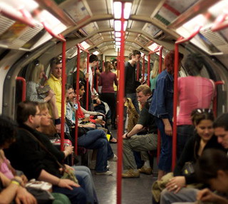 Londyn: "Kobiety, które jedzą w metrze" pod ostrzałem krytyki
