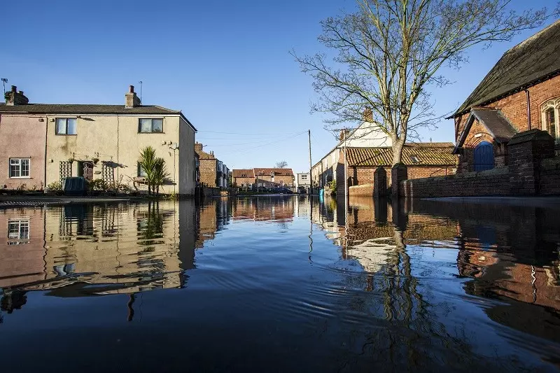 Brytyjscy naukowcy: "Gwałtowne burze i powodzie staną się normą"