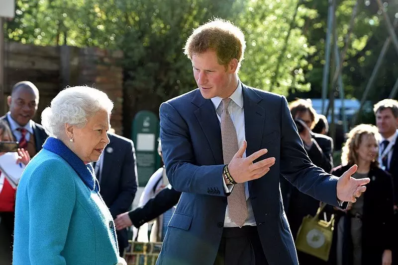 Elżbieta II "może wycofać zaproszenie dla Harry'ego na Platynowy Jubileusz"