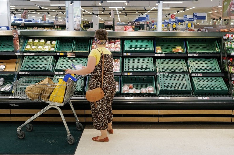 "Pingdemia" paraliżuje życie w UK. W sklepach zaczyna brakować produktów