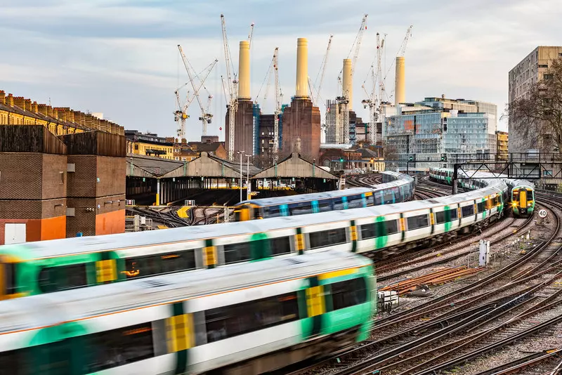 Linie kolejowe w UK apelują o unikanie weekendowych podróży w czasie wakacji