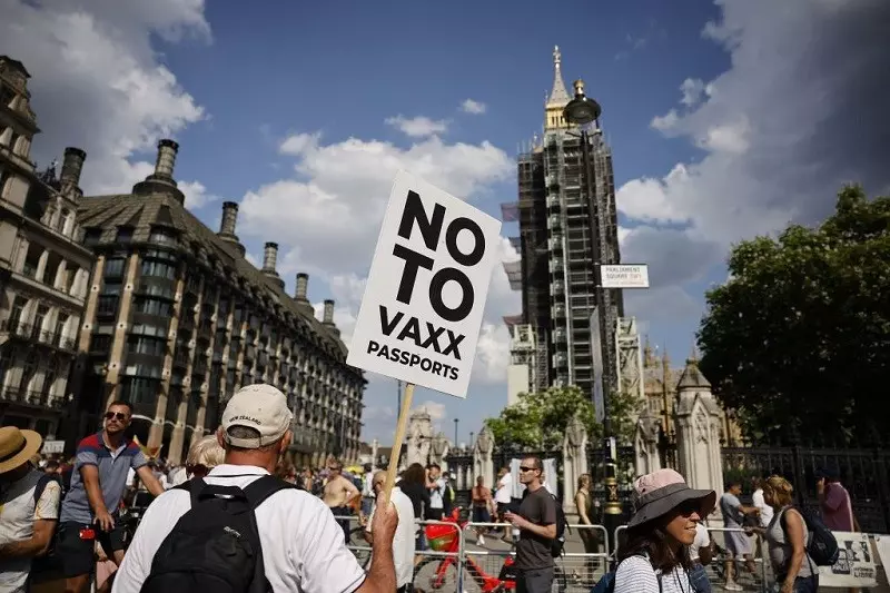 W UK, we Włoszech i Francji protesty przeciw paszportom covidowym