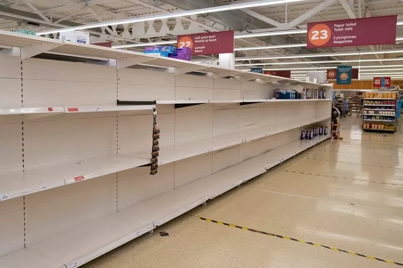 Branża w UK: Przez "pingdemię" sklepowe półki za 2 tygodnie mogą być puste