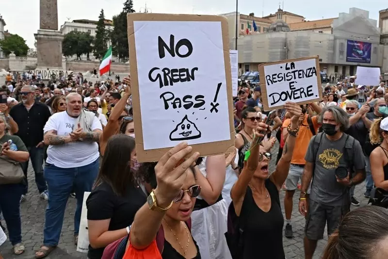 Włochy: W 12 miastach manifestacje przeciwko wymogowi przepustek Covid-19