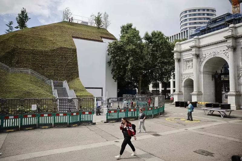 Londyn: Mieszkańcy wyśmiewają kopiec na Marble Arch. Miał być atrakcją turystyczną