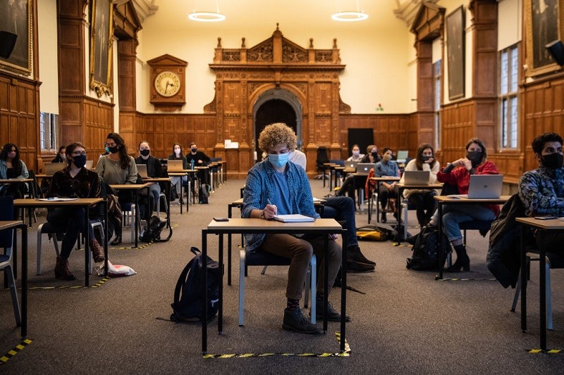 Akademiki w Anglii tylko dla zaszczepionych studentów?