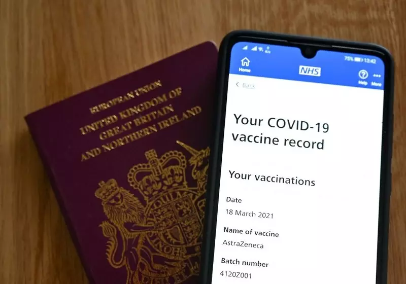 Anglia: Przepustki krajowe dla podwójnie zaszczepionych dodane do appki NHS