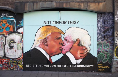 Donald Trump i Boris Johnson na muralu w Bristolu. "Pocałunek śmierci"