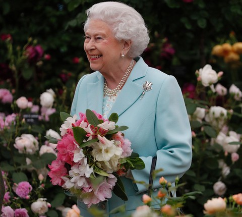 Królowa Elżbieta II tryska humorem podczas pokazu kwiatów w Londynie
