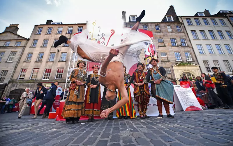 Szkocja: W okrojonej formie, ale na żywo ruszają festiwale w Edynburgu