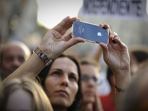 Połowa młodych Polaków podczas wyjazdów nie rozstaje się ze smartfonem