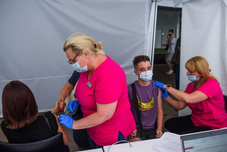 Sondaż dla "Rzeczpospolitej": Polacy negatywnie o działaniach rządu w walce z pandemią