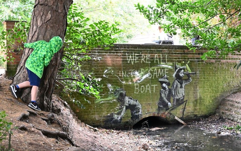 Anglia: Z powodu zagrożenia powodzią usunięto część domniemanej pracy Banksy'ego