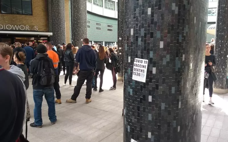 Londyn: Antyszczepionkowcy próbowali szturmem wedrzeć się do budynku BBC