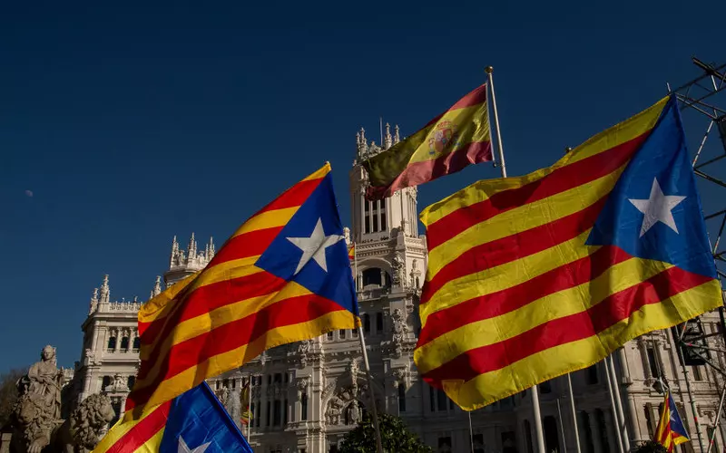 Władze Katalonii nakładają kary grzywny za wywieszenie flag Hiszpanii