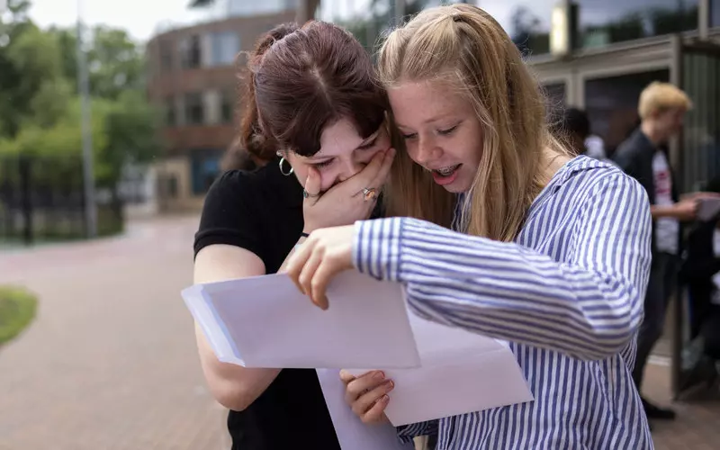 UK: Rekordowo wysokie oceny po odwołaniu egzaminów gimnazjalnych
