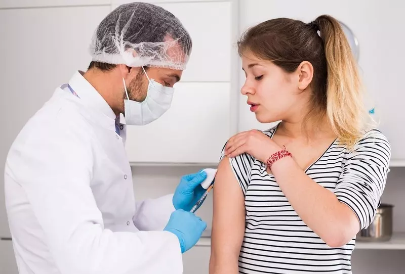 Anglia: W ciągu tygodnia szczepienia dla wszystkich 16- i 17-latków