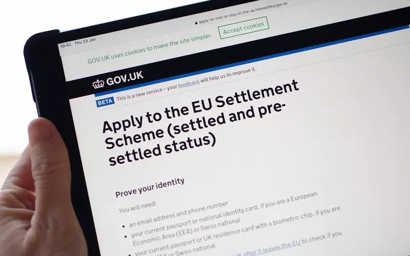 Wnioski o status osiedlenia dla obywateli UE mieszkających w UK wciąż są rozpatrywane