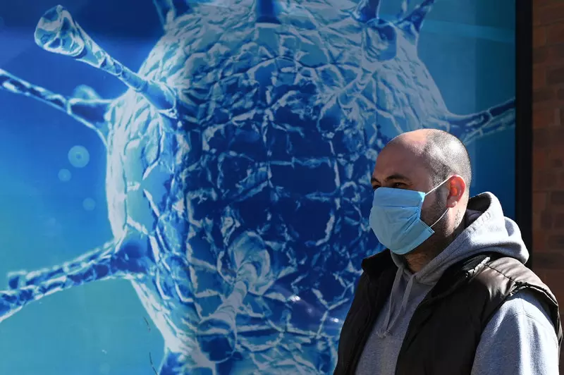 Czołowy brytyjski epidemiolog: Jesienią czeka nas kolejna fala zakażeń koronawirusem