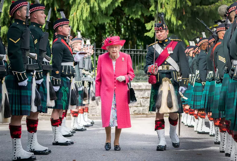 Despite the coronavirus, the Queen will continue her stay at Balmoral Castle