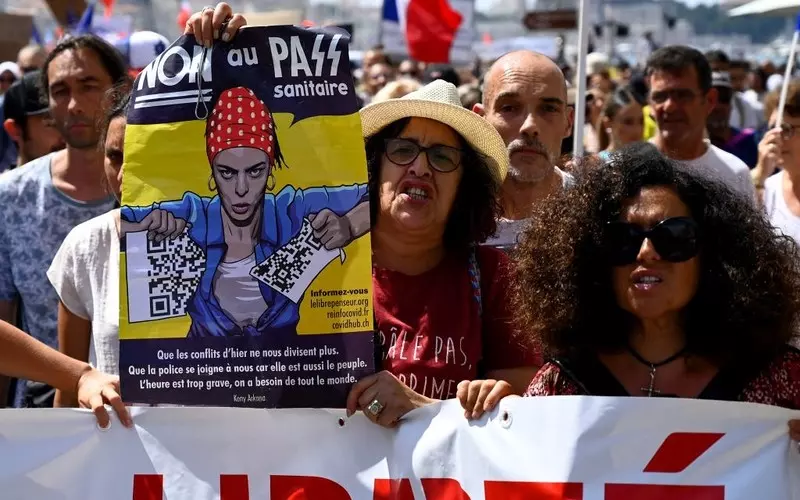 Francja: Manifestacje przeciw paszportom sanitarnym i w obronie kontrowersyjnego wirusologa