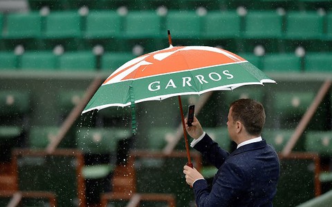 Radwanska, Halep criticize French Open organizers' decision to continue matches in the rain 