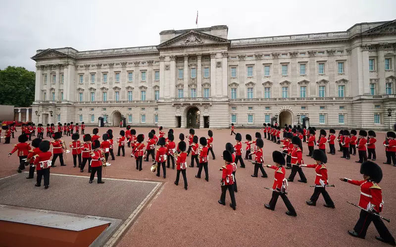 Changing of the Guard ceremony returns to Buckingham Palace amid Covid pandemic